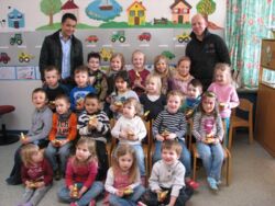Saray-Döner beschenkt Kindergartenkinder im kommunalen Kindergarten Driedorf