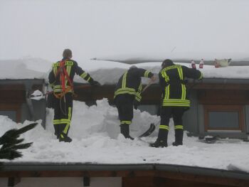 Feuerwehren im Einsatz - Winterdienst auf dem Dach der evangelischen Kindertagesstätte