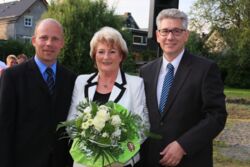 Lieselotte Dapper mit Bürgermeister Dirk Hardt (li.) und dem Vorsitzenden der Gemeindevertretung Markus Topitsch (re.)