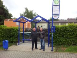 Bürgermeister Dirk Hardt und Ortsvorsteher Ludger Wagener vor der neuen Bushaltestelle am Heckmannsberg
