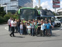 Gruppenbild vor dem Flughafen Frankfurt