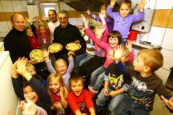 Die Driedorfer Kiga-Kinder mit Dirk Hardt, Giovanni und „Raffaelo“ (von links) beim Pizza-Unterricht (Foto: Gerdau)