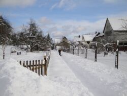 Schneeräumen auf einem Fußweg in Münchhausen